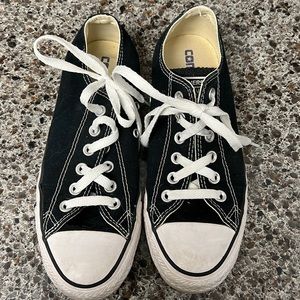 Converse low top in black.